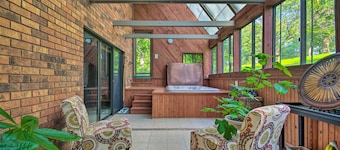 Cozy Hallsville Apartment w/ Shared Hot Tub!