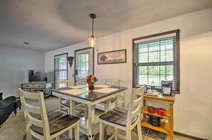 Apartment (1 Bedroom) | Interior - Cozy Hallsville Apartment w/ Shared Hot Tub! (Hallsville)