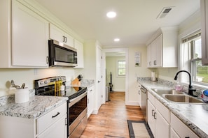 Interior - Cozy Fair Play Home w/ Deck 4 Mi to Lake Hartwell! (Fair Play)