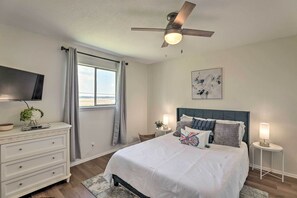 1 habitación, escritorio y espacio para trabajar con laptop