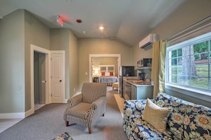 Cottage (1 Bedroom) | Interior - Fire Pit Access: Cozy Dtwn Branson Cottage! (Branson)