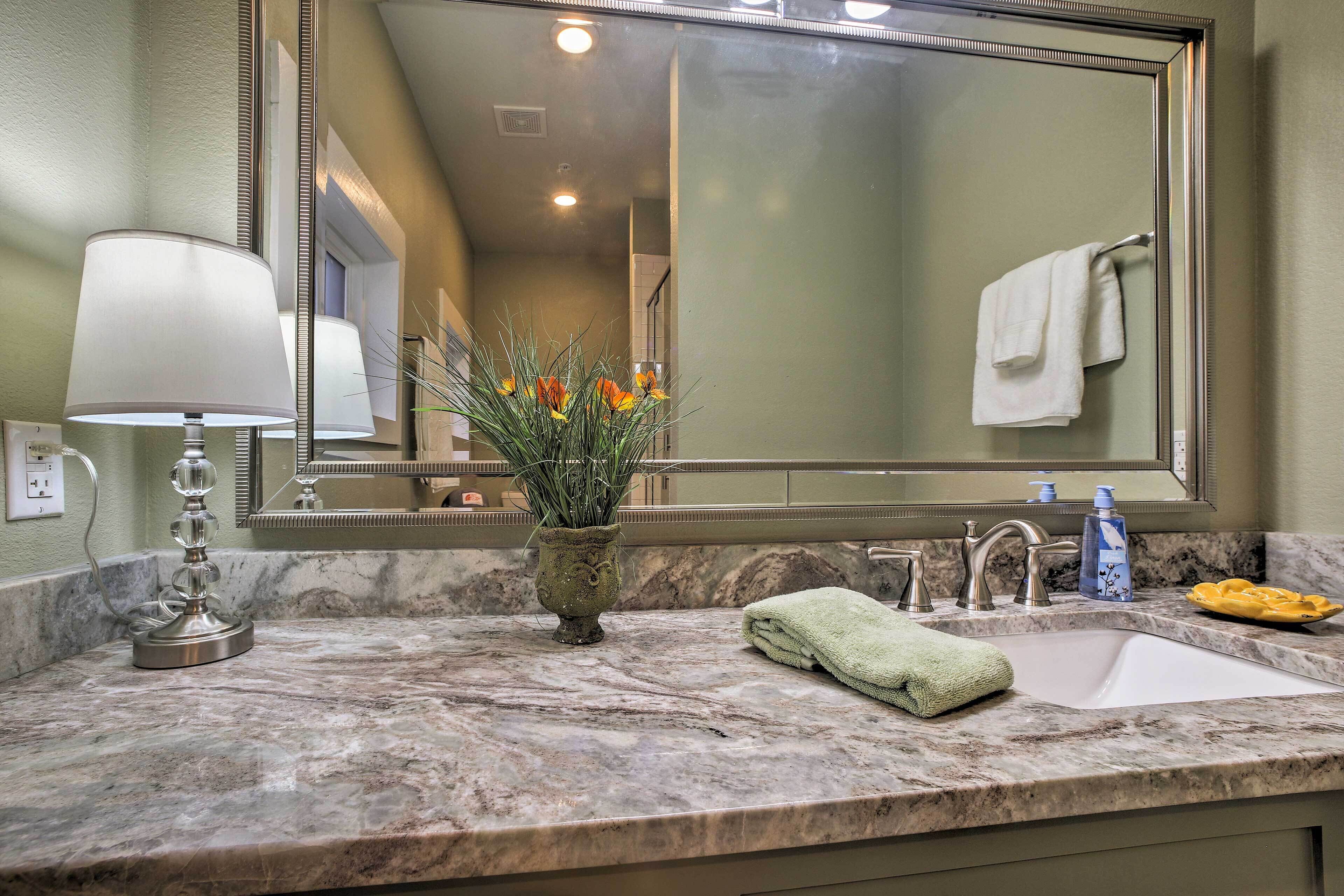 Downtown Branson Cottage With Pool Access!