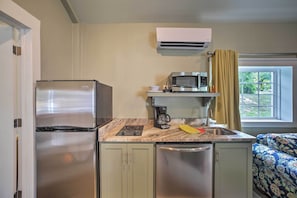 Cottage (1 Bedroom) | Interior - Fire Pit Access: Cozy Dtwn Branson Cottage! (Branson)