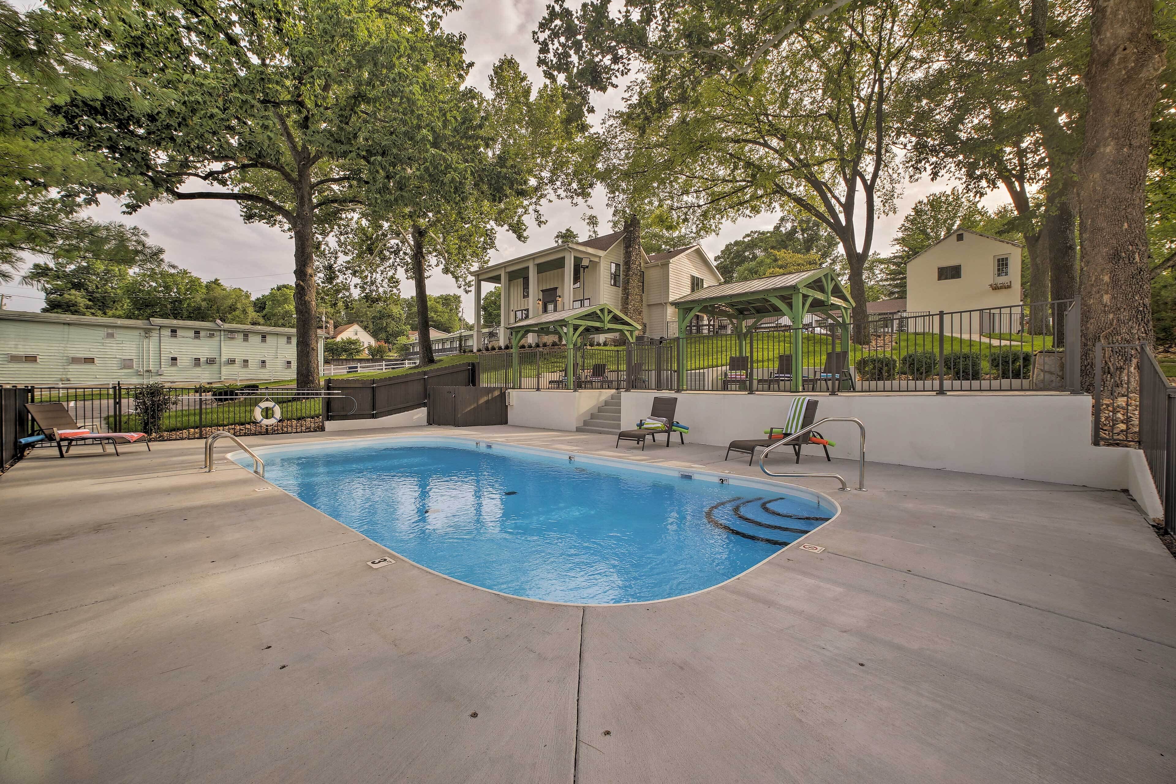 Downtown Branson Cottage With Pool Access!