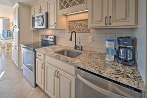 Private kitchen - Cozy Myrtle Beach Resort Condo w/ Community Pool! (Myrtle Beach)