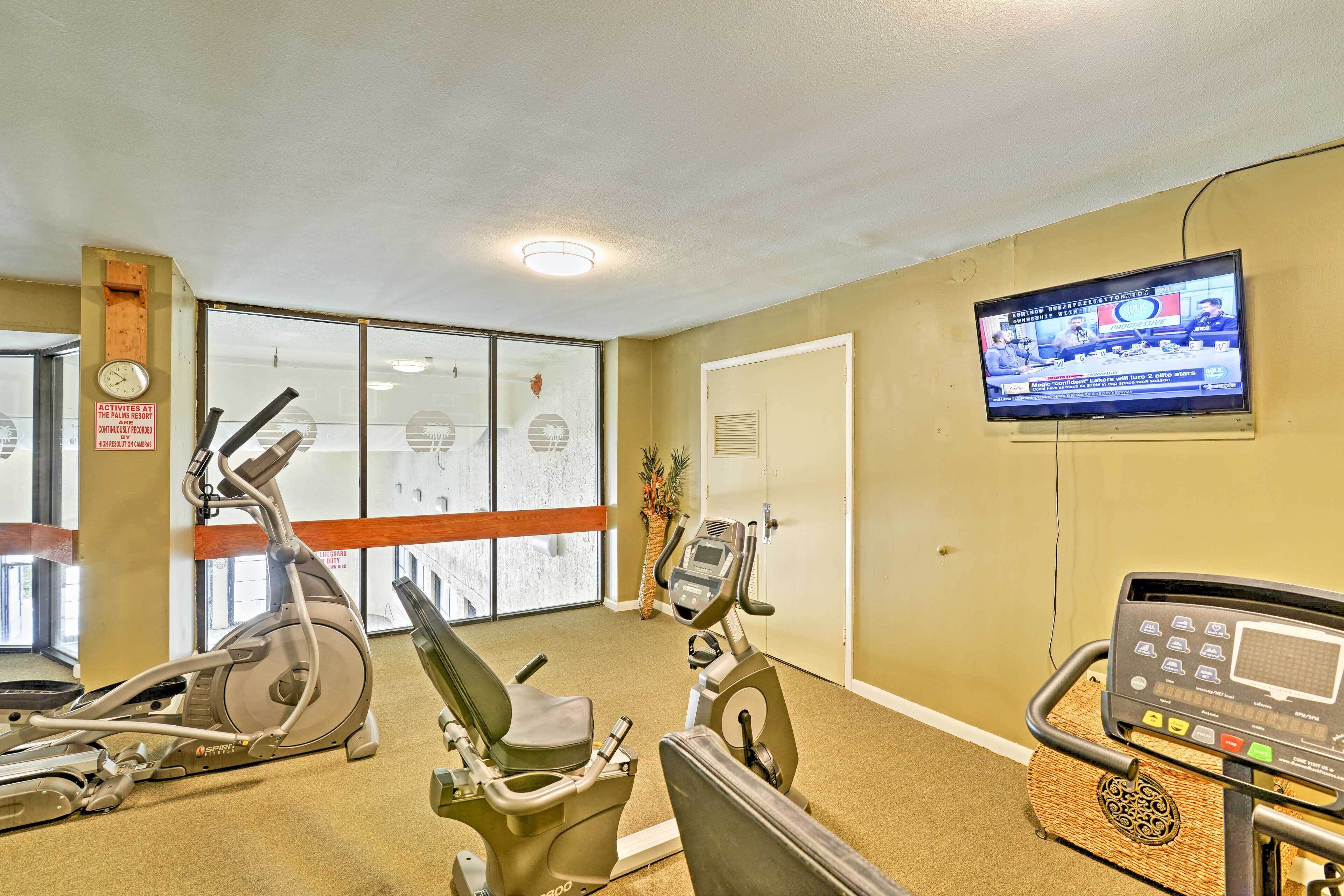 Ein Fitnessraum mit Ergometer, Laufband und Rudergerät.
