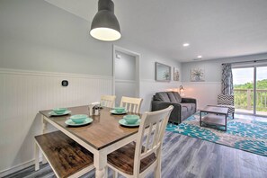 Interior - 5 Mi to Branson Strip! Cozy Condo w/ Mtn Views (Branson)