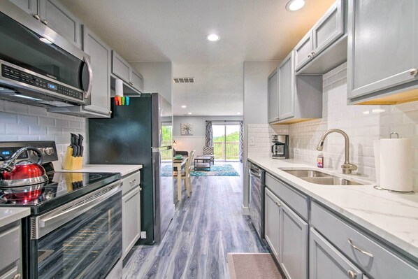 Interior - 5 Mi to Branson Strip! Cozy Condo w/ Mtn Views (Branson)