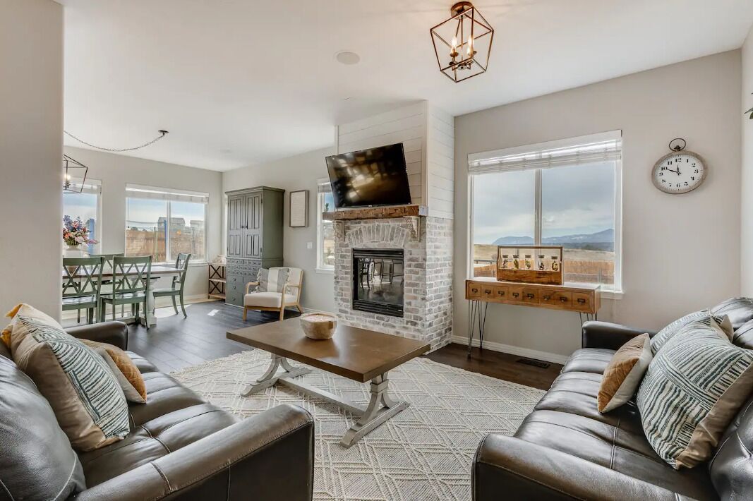 Stunning home - near USAFA, mountain views, amazing location!