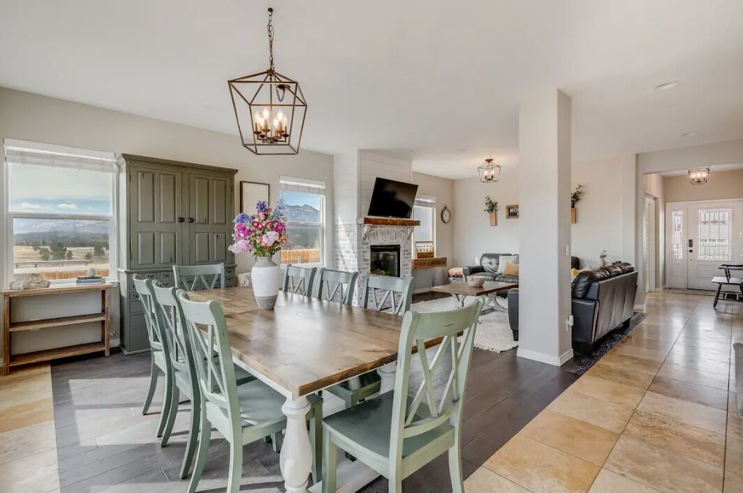 Stunning home - near USAFA, mountain views, amazing location!