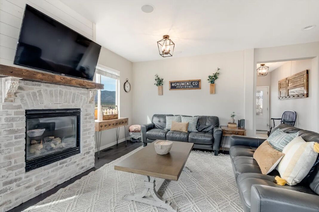 Stunning home - near USAFA, mountain views, amazing location!