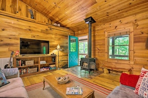 Fireplace, books - Creekside Marietta Cabin Retreat w/ Fire Pit! (Marietta)