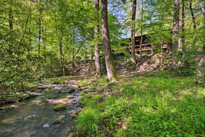 Property grounds - Creekside Marietta Cabin Retreat w/ Fire Pit! (Marietta)