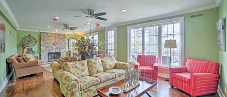 House (4 Bedrooms) | Living area | TV