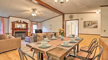 Apartment (3 Bedrooms) | Dining