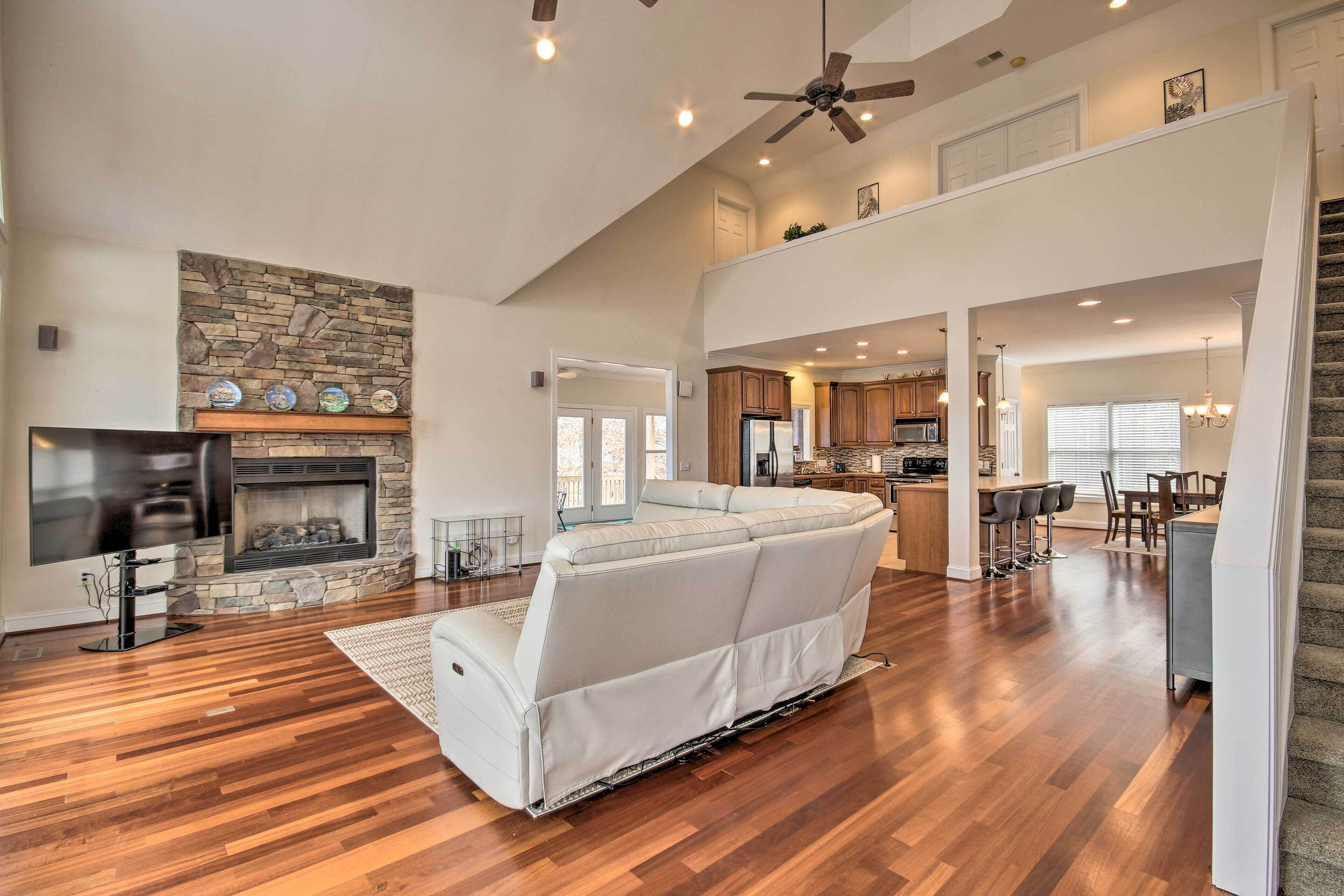 Dreamy Ridgeway Home w/ Grill on Lake Wateree!