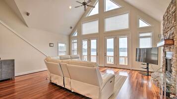 House (4 Bedrooms) | Living area | TV, fireplace, table tennis, books