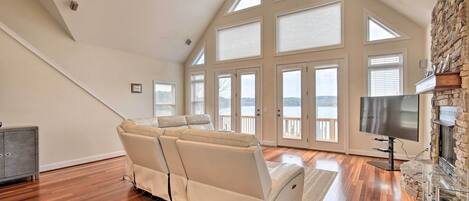 Casa (4 Bedrooms) | Área de sala de estar | Televisión, chimenea, tenis de mesa y libros