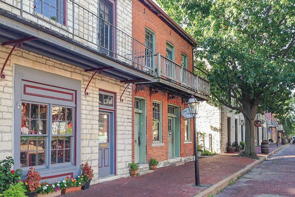 Dreamy St Charles Retreat w/ Furnished Patio! - Saint Charles, MO