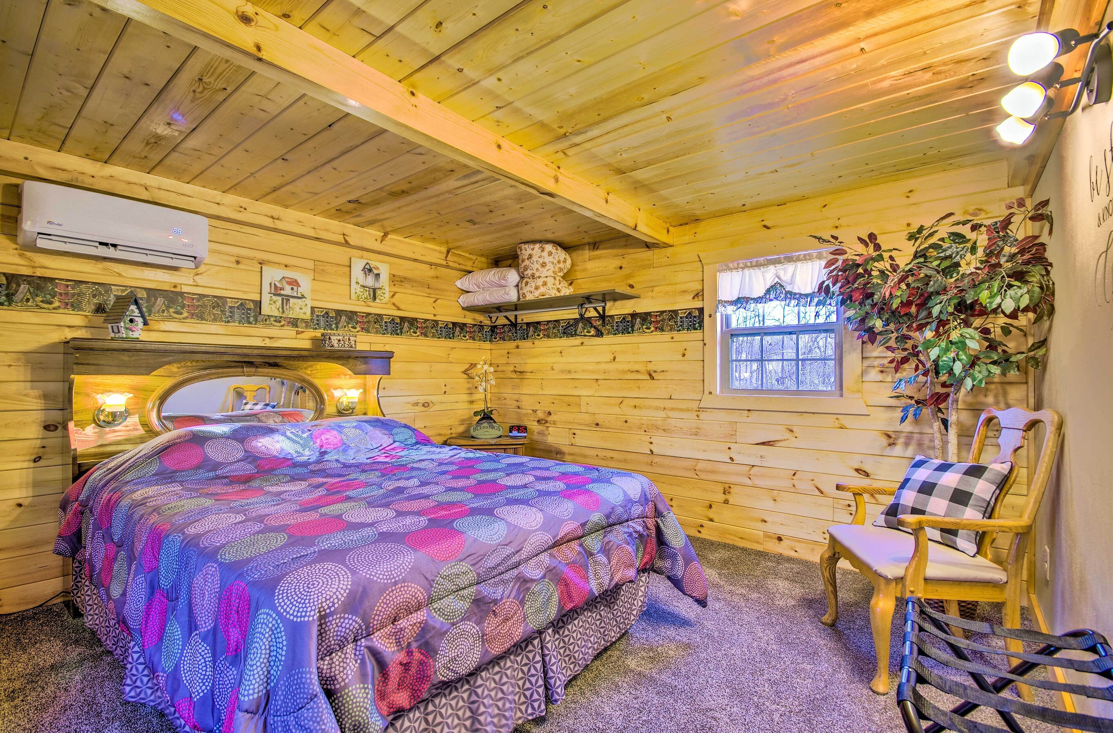 Florence Cabin w/ On-site Creek!