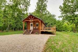 Une cabane en bois avec un porche, une porte et une enseigne sur laquelle on peut lire : « The Big Rock ».