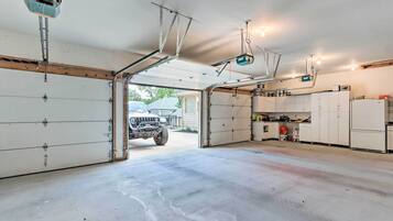 House (6 Bedrooms) | Interior