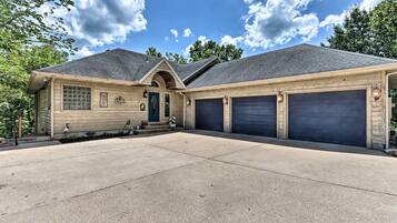 House (6 Bedrooms) | Interior