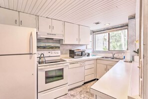 Apartment (3 Bedrooms) | Interior - Patio & Walk to Beach: Hilton Head Island Townhome (Hilton Head Island)