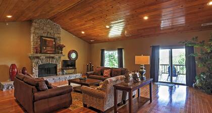 Pool, Games & Basketball Court! Branson Getaway