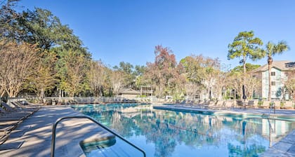 Walk to Beach: Hilton Head Condo w/ Pool Access