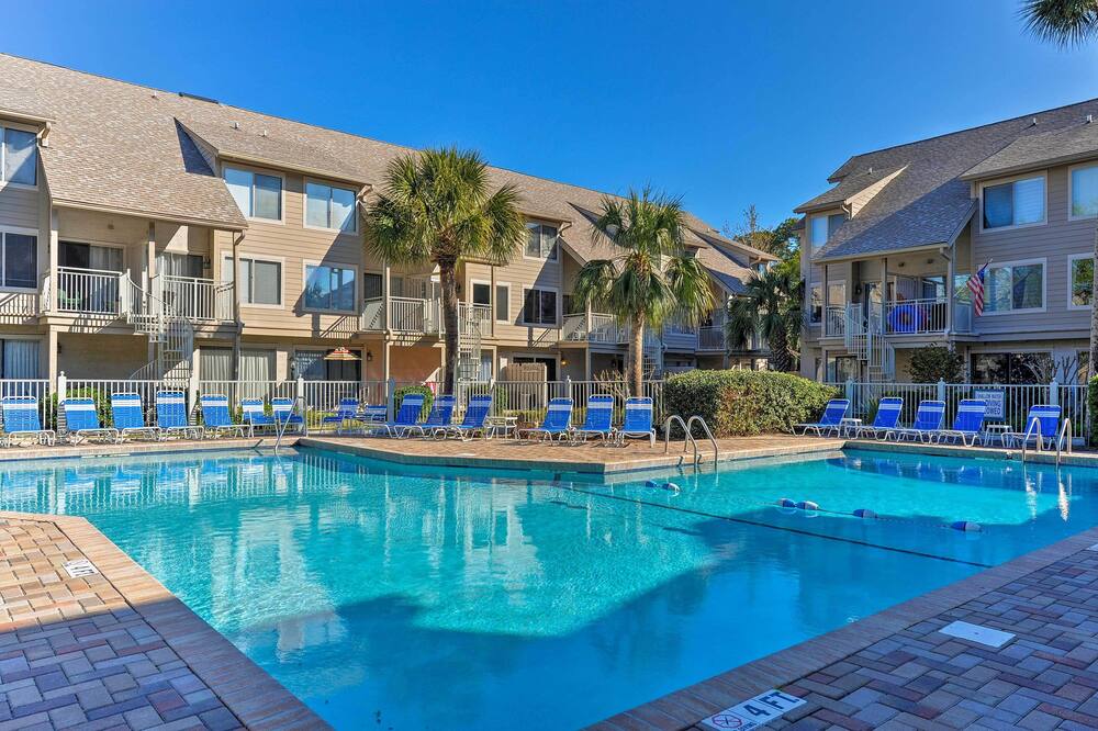 Hilton Head Villa w/ Balcony: Walk to the Beach!
