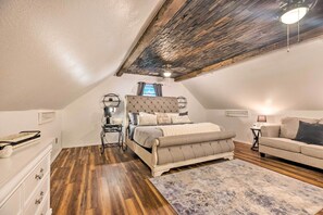 House (Multiple Bedrooms) | Interior - 'hilltop Hideaway' Branson Home w/ Trampoline! (Branson)