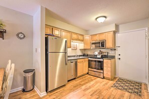 Interior - Walk to Folly Field Beach: Hilton Head Condo (Hilton Head Island)