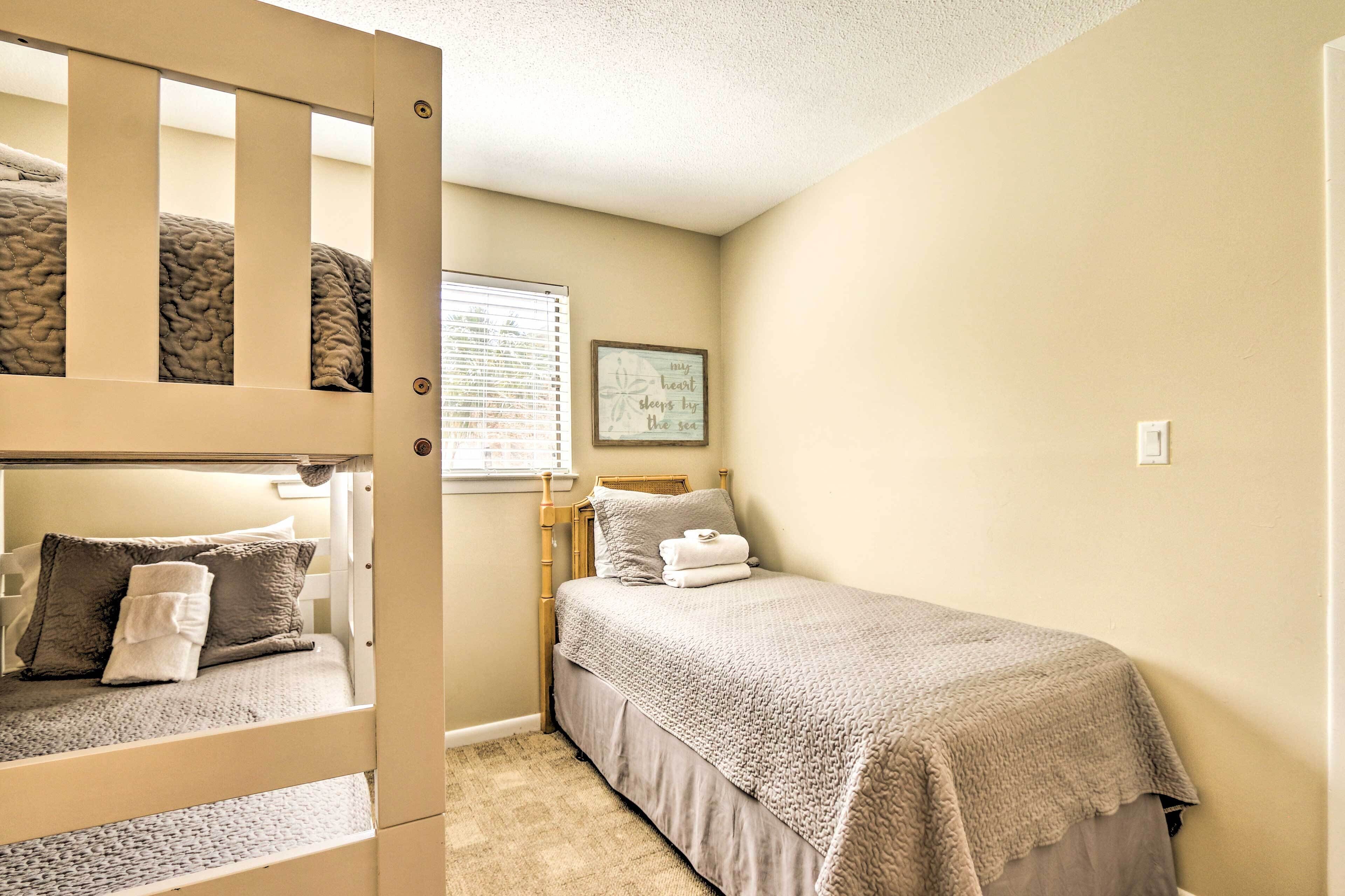 Hilton Head Condo - Walk to Folly Field Beach!