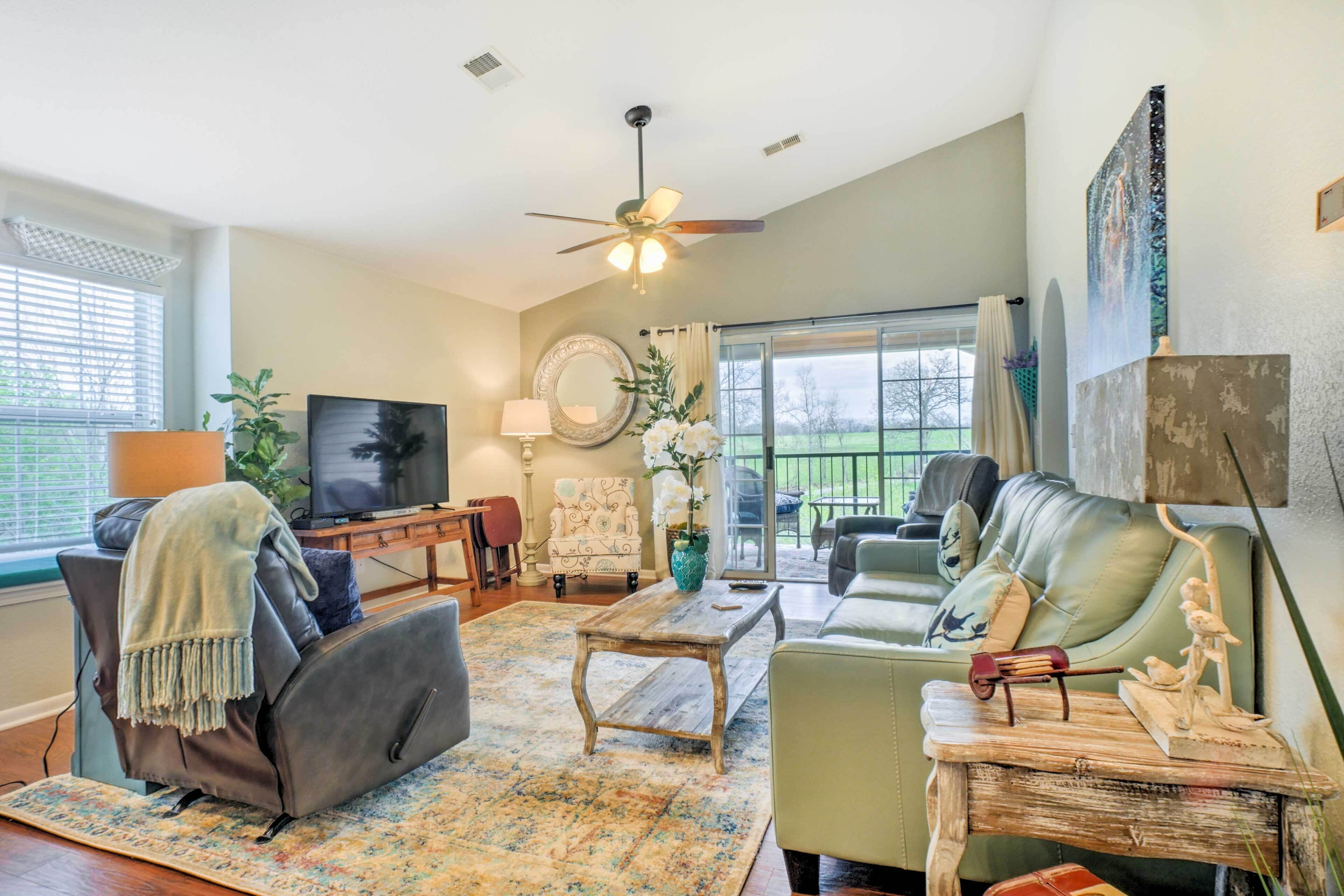 Holiday Hills Resort Condo: Mins to Branson Strip!