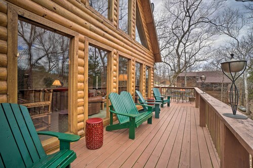 Idyllic Table Rock Lake Cabin w/ Fire Pit!