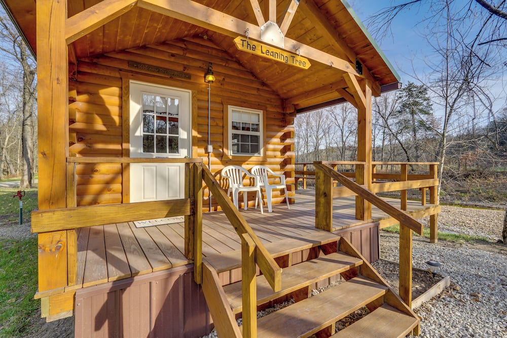 Creek Views & Grill: Idyllic Florence Cabin - Versailles, MO
