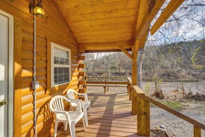 Interior - Creek Views & Grill: Idyllic Florence Cabin (Florence)