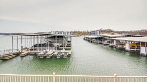 Un port de plaisance où sont amarrés de nombreux bateaux, et qui comprend un espace abrité avec des sièges.