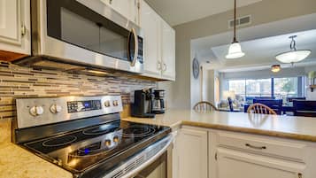 Apartment (2 Bedrooms) | Private kitchen | Microwave, oven, stovetop, dishwasher