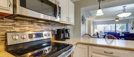 Appartement (2 Bedrooms) | Cuisine privée | Micro-ondes, four, plaque de cuisson, lave-vaisselle