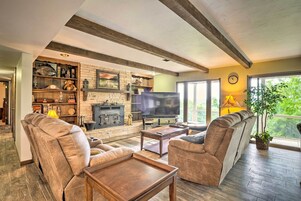 Apartment (3 Bedrooms) | Living area | TV, fireplace