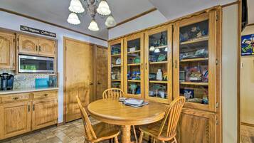 House (5 Bedrooms) | Interior