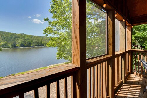 6 Mi to Branson Strip! Lakefront Home w/ Fireplace