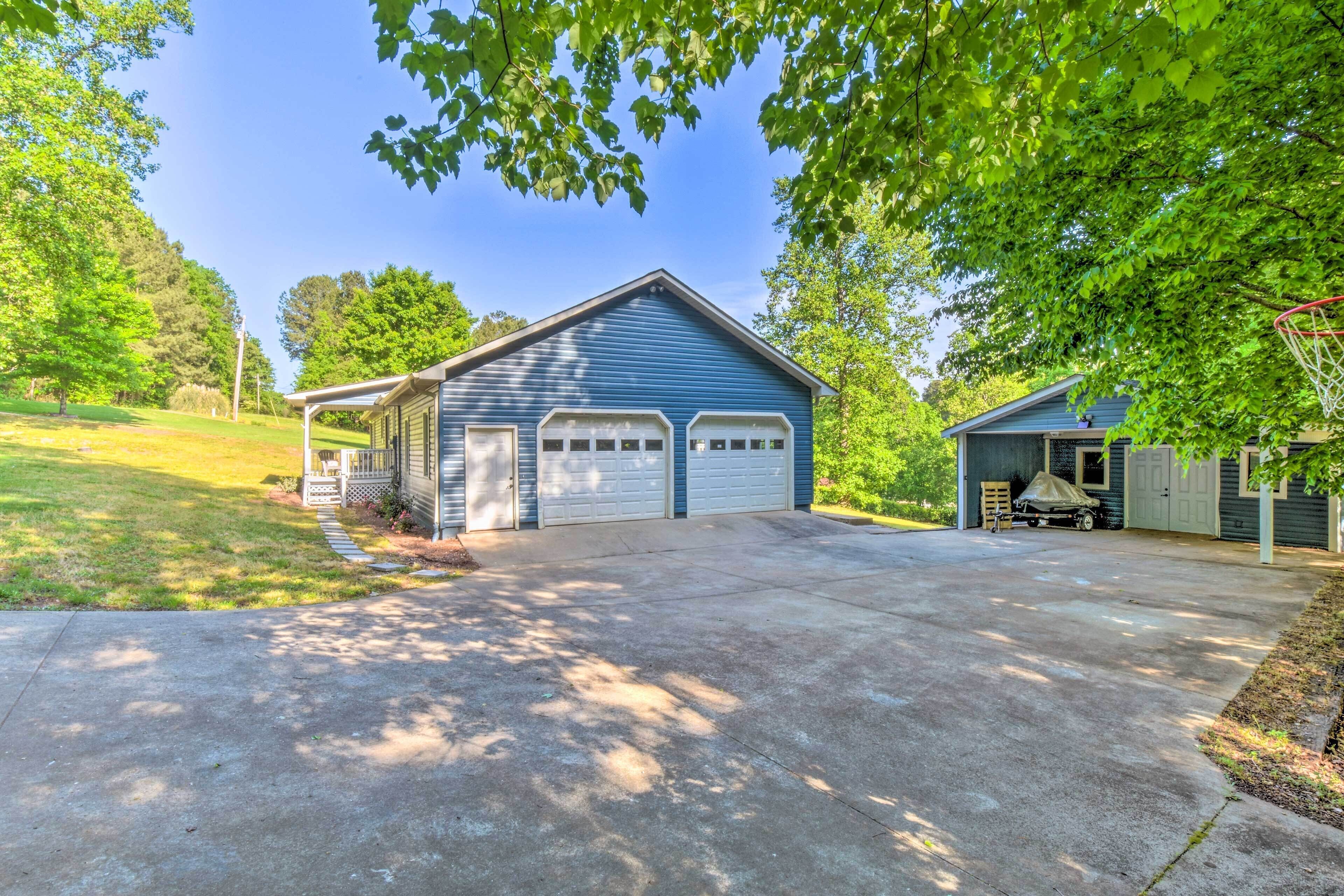 Une maison à deux étages avec un garage et une véranda couverte.