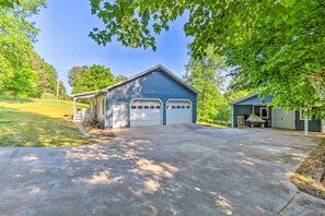 A two-story house with a garage and a covered porch. - Tranquil Townville Gem With Kayaks (Townville)