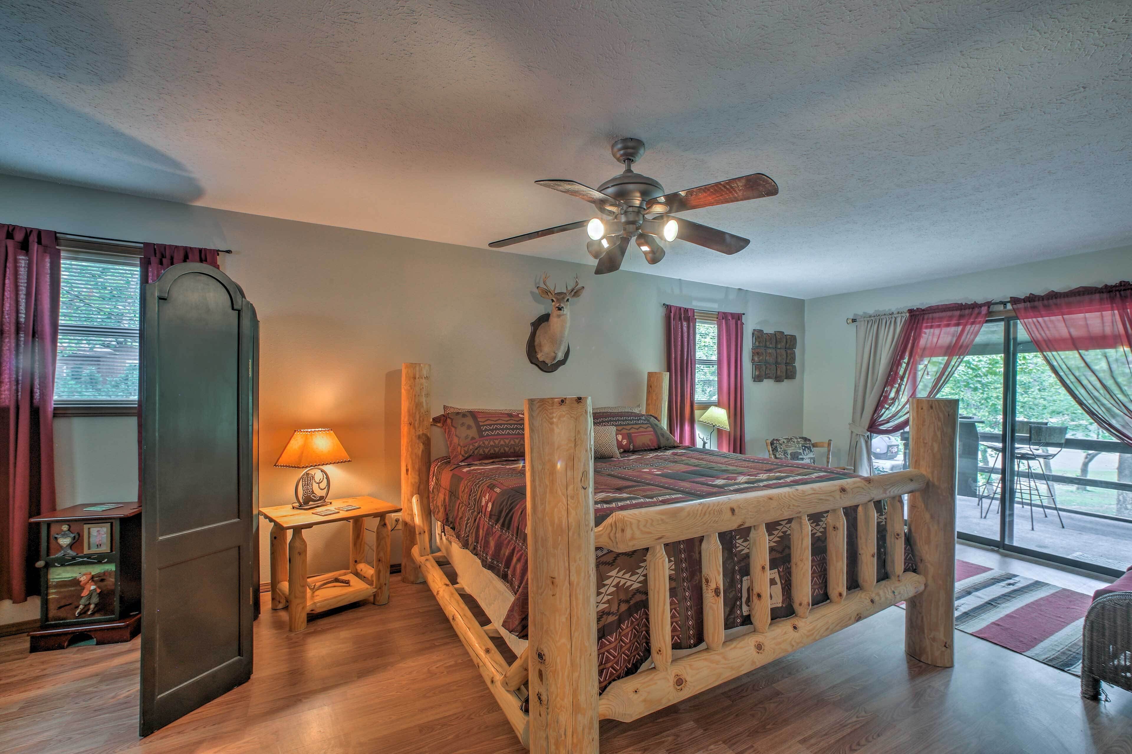 Lakefront Table Rock Home With Fire Pit!