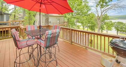 Lakeside Reeds Spring Home w/ Deck & Pool Access!