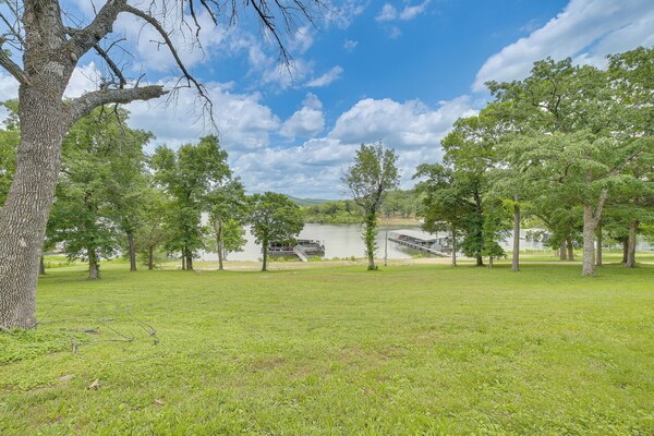 Lakeside Reeds Spring Home W/ Deck & Pool Access! - Table Rock Lake