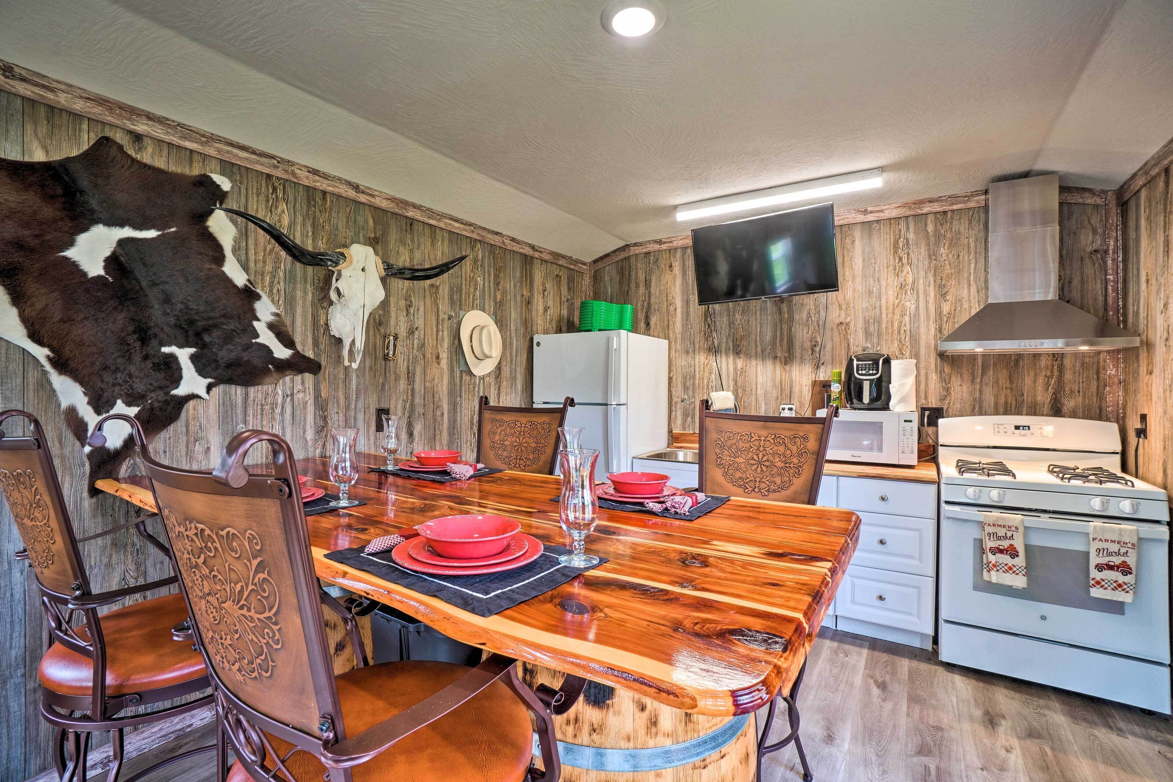 Lakeside Escape With Hot Tub - 14 Miles to Branson